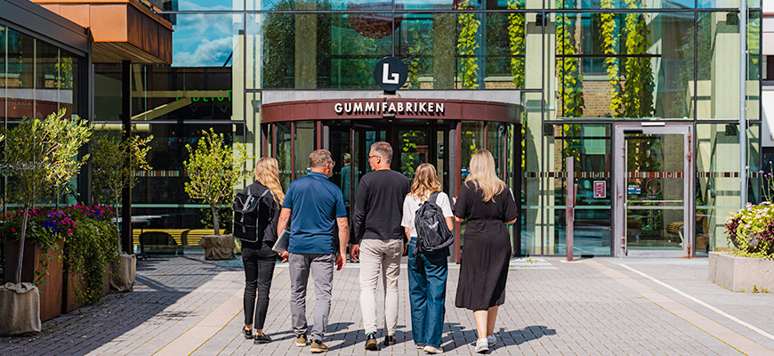 Studenter från Campus Värnamo pratar med varandra på biblioteket i Gummifabriken.