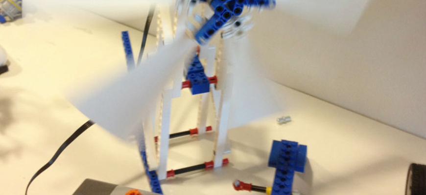 Ett snurrande vindkraftverk byggt av Lego