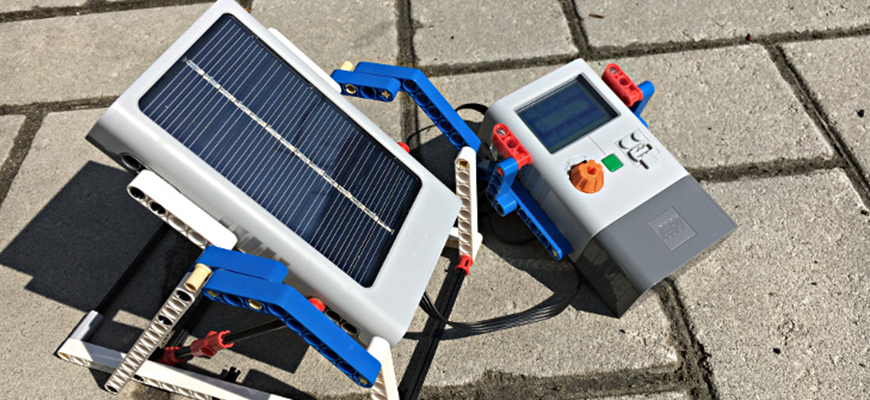 En solcell och handgenerator placerad på en plattgång utomhus