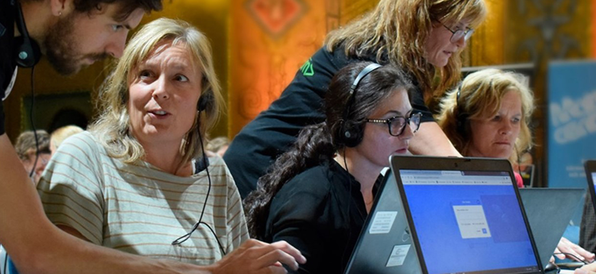 Närbild på en grupp vuxna pedagoger som arbetar vid en dator