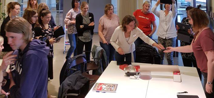 En grupp vuxna pedagoger samarbetar vid ett bord