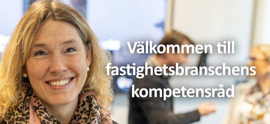 En kvina på bilden, Carina Lundström från Fastighetsbranschens utbildningsnämnd, med två personer i bakgrunden som samtalar. I fotot står texten: Välkommen till fastighetsbranschens kompetensråd.