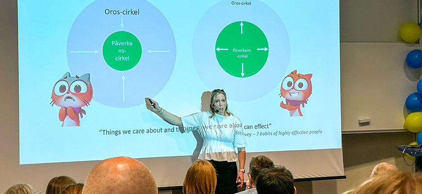 Tre personer ler in i kameran.