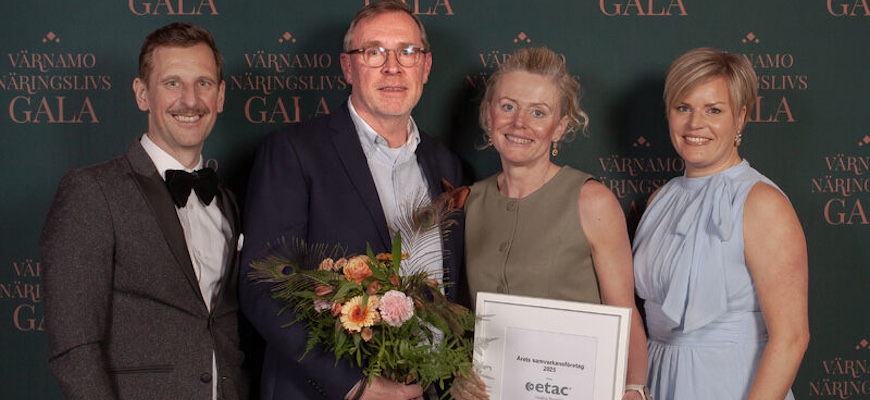 Fyra personer ler mot kameran. Från vänster ser du Tobias Lundquist Campus Värnamo, Anders Svensson och Gertrud Tuppela från Etac Sverige samt Caroline Grahn Campus Värnamo.  