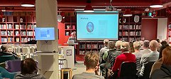 Jessica Abbot föreläser på biblioteksscenen i Gummifabriken.