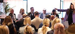 Ett panelsamtal med fem person sittande och en stående framför en publik. Från vänster Camilla Rinaldo Miller riksdagsledamot, Nella Sundqvist elev Finnvedens gymnasium, Karl Malmström Goodfellows Group, Niclas Stensson Campus Värnamo, Helena Redmo DS Smith och Alexandra Pettersson FSK.